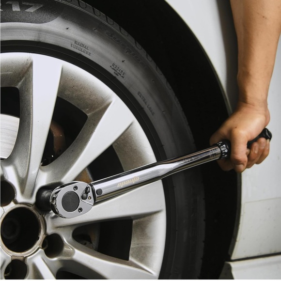 1/2" Drive Click Torque Wrench - Black - Picture 3 of 10